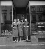 Linds Konditori, exteriör. Grupp fyra kvinnor, personalen.