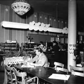 Konsums självservering, matsalsinteriör, fyra personer.