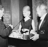 Svarta Örns orden, interiör, tre personer.