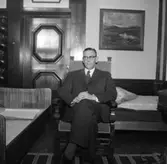 Rumsinteriör, en man.
Disponent Sven Åqvist
Bilden tagen för porträttmålning (målare Björklund).
