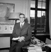 Rumsinteriör, en man.
Disponent Sven Åqvist
Bilden tagen för porträttmålning (målare Björklund).