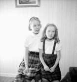 Rumsinteriör, två flickor.Jansson