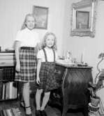 Rumsinteriör, två flickor.Jansson