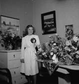 Rumsinteriör, en flicka, studentexamen.Helga Hall