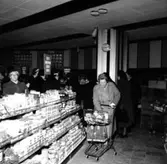 Konsum Tybble, affärsinteriör, kunder och personal.