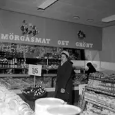 Konsum Tybble, affärsinteriör, kunder och personal.