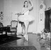 Rumsinteriör, en balettdansös.
Rohland Ohlssons 50-årsdag.