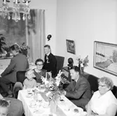 Rumsinteriör, familjegrupp, studentexamen.
Börje 