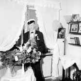 Rumsinteriör, en student, studentexamen.
Börje 