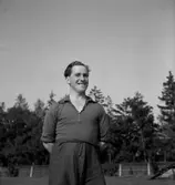 En fotbollsspelare.
Karlslunds Idrottsförening (K.I.F.).