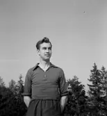 En fotbollsspelare.
Karlslunds Idrottsförening (K.I.F.).