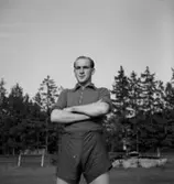 En fotbollsspelare.
Karlslunds Idrottsförening (K.I.F.).