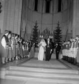 Bröllop, brudpar och bröllopsgäster i Olaus Petrikyrkan.
Arne Fredriksson