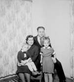 Rumsinteriör, familjegrupp fyra personer.Berglund