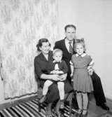 Rumsinteriör, familjegrupp fyra personer.Berglund