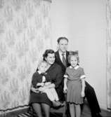 Rumsinteriör, familjegrupp fyra personer.Berglund