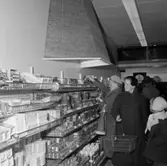 Konsum Tybble, affärsinteriör, kunder och personal.