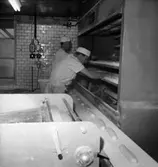 Konsum Bageriet, interiör, två män.