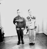 Två pojkar.
Kläderna är från Ingmars.