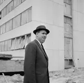 En man. Civilingenjör Bowin.
Byggnadsarbete i bakgrunden.