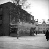 Konsum, trevånings bostadshus med affärslokaler i gatuplanet.
Ekersgatan 17.