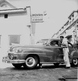 IC, besinstation, bilservice, garage.
Personbil, två män.