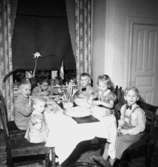 Rumsinteriör, grupp sex barn vid bordet.
Lennart Larssons 5-årskalas.