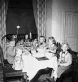 Rumsinteriör, grupp sex barn vid bordet.
Lennart Larssons 5-årskalas.