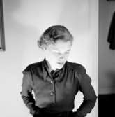 En flicka, bröstbild.
Renja