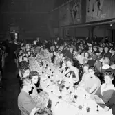 Oscarias 50 årsjubileum.
Interiör, grupp.