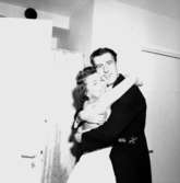 Oscarias 50 årsjubileum.Interiör, två personer.