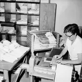 Konsums skjort-tvätt, interiör, en kvinna.