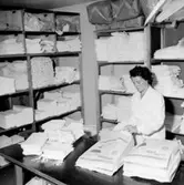 Interiör, en kvinna.
Konsums 