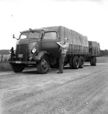 En lastbil, en man vid lastbilen.
Bilden tagen för Svea-annons.