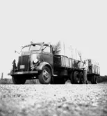 En lastbil, en man vid lastbilen.
Bilden tagen för Svea-annons.