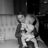 Rumsinteriör, två flickor.Rittbergs dotter på 1-årsdagen.