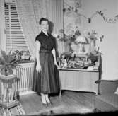 Rumsinteriör, en kvinna.Marianne Uhlan på 20 årsdagen.