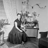 Rumsinteriör, en kvinna.Marianne Uhlan på 20 årsdagen.