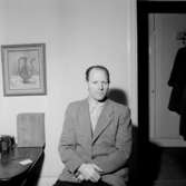 Rumsinteriör, en man.Tojen