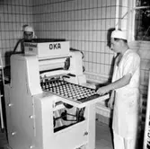 Konsums Bageri, interiör, två män.