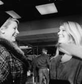 Två kvinnor.Plutt och Sussi utanför Domus.