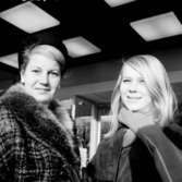 Två kvinnor.Plutt och Sussi utanför Domus.