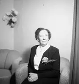 Rumsinteriör, en kvinna.
Fru Magnusson