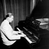 En man vid pianot.
Harry Törnblom