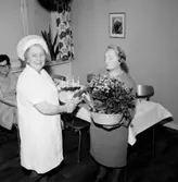 Rumsinteriör, Kexens pensionärer. Personalklubben uppvaktar.
Örebro Kexfabrik.