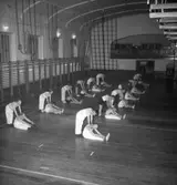 Interiör av gymnastiksal, Örebro Arbetarnas Gymnastikförening (Ö.A.G.F.), gymnastiktrupp.