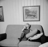 Rumsinteriör, en pojke i soffan.Hos Nisse och Kerstin.