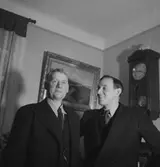 Rumsinteriör, två män.
Lind och Fritz.
Linds 60-årsdag.