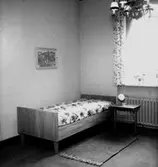 Konsum Möbler, affärsinteriör, en säng.