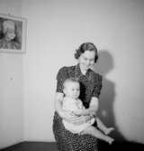 En kvinna och en liten flicka.Fru Maggie Fritz